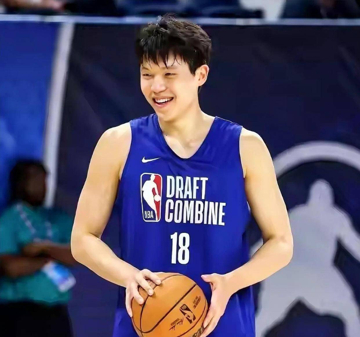 赛前体能课后；上海久事内部沟通备战NBA常规赛；媒体盛赞；资深球员宣示担当的简单介绍